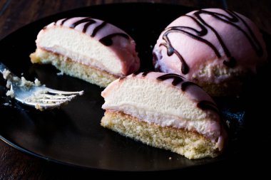 Yarım kesilmiş dilimlenmiş badem ezmesi ile Prenses krem pasta pembe / badem ezmesi ve çikolata sosu.