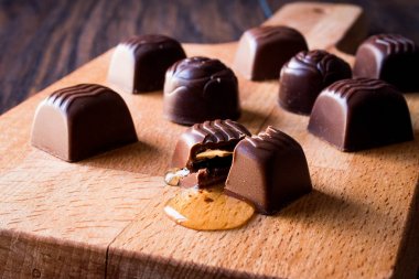 İçki ahşap yüzey üzerinde çikolata akıyor.