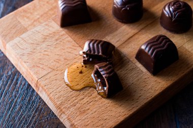 İçki ahşap yüzey üzerinde çikolata akıyor.