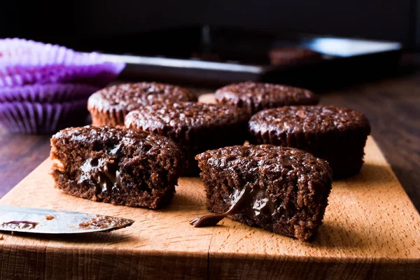 Μίνι σουφλέ σοκολάτας κέικ σε ξύλινη επιφάνεια. — Φωτογραφία Αρχείου