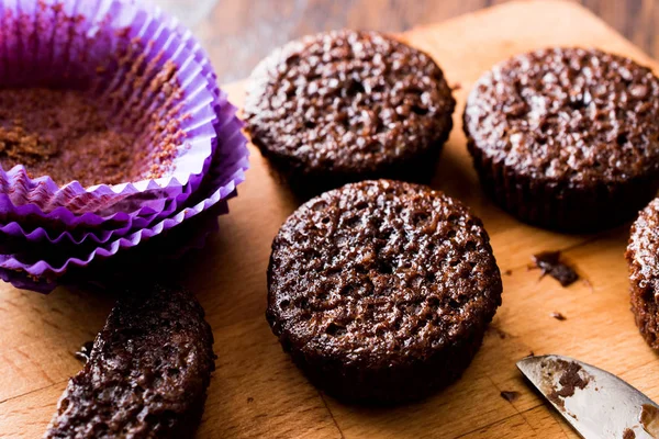 Μίνι σουφλέ σοκολάτας κέικ σε ξύλινη επιφάνεια. — Φωτογραφία Αρχείου