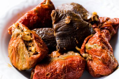 Kırmızı biber ve patlıcan ya da patlıcan ile Türk Dolma.