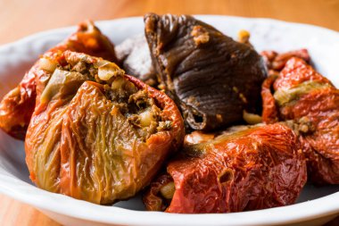 Kırmızı biber ve patlıcan ya da patlıcan ile Türk Dolma.