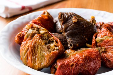 Kırmızı biber ve patlıcan ya da patlıcan ile Türk Dolma.
