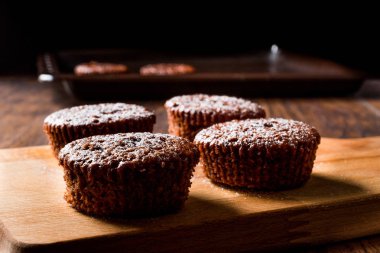 Pudra şekeri ile çikolatalı sufle.