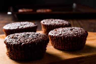 Pudra şekeri ile çikolatalı sufle.
