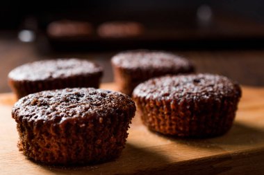 Pudra şekeri ile çikolatalı sufle.