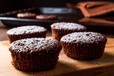 Pudra şekeri ile çikolatalı sufle.