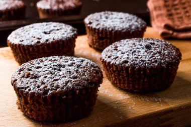 Pudra şekeri ile çikolatalı sufle.