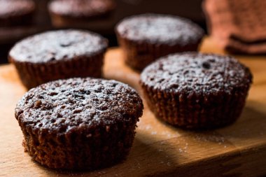 Pudra şekeri ile çikolatalı sufle.