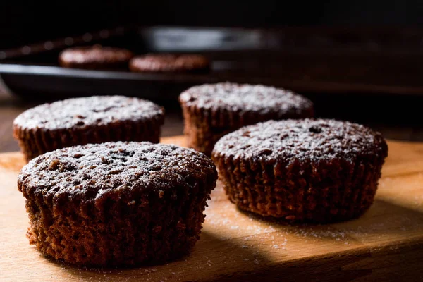 Chocolade Souffle met poedersuiker. — Stockfoto