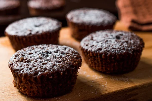 Pudra şekeri ile çikolatalı sufle.