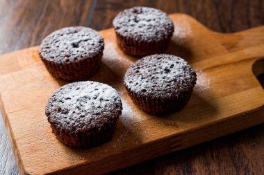 Pudra şekeri ile çikolatalı sufle.