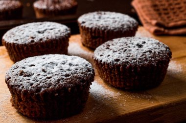 Pudra şekeri ile çikolatalı sufle.
