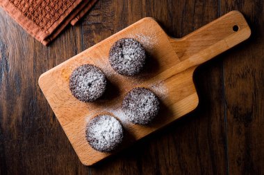 Pudra şekeri ile çikolatalı sufle.