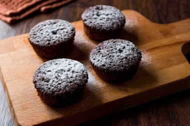 Pudra şekeri ile çikolatalı sufle.