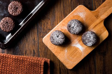 Pudra şekeri ile çikolatalı sufle.