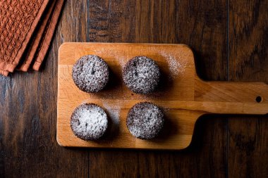 Pudra şekeri ile çikolatalı sufle.