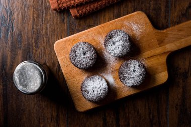 Pudra şekeri ile çikolatalı sufle.