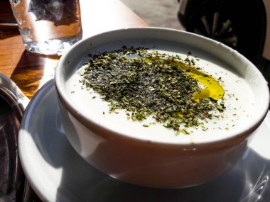 Patates püreli gıda Cacik / cacık zeytinyağı ve kekik ile.