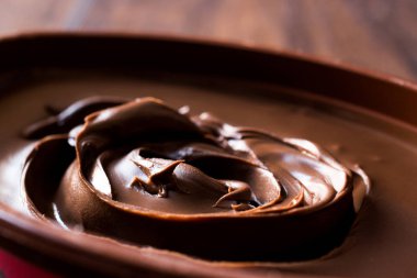 Tatlı, bir kahverengi kase krem koyu çikolata. 