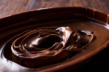 Tatlı, bir kahverengi kase krem koyu çikolata. 