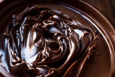 Tatlı, bir kahverengi kase krem koyu çikolata. 