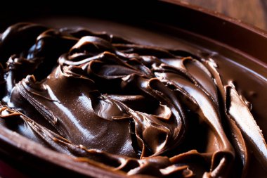 Tatlı, bir kahverengi kase krem koyu çikolata. 