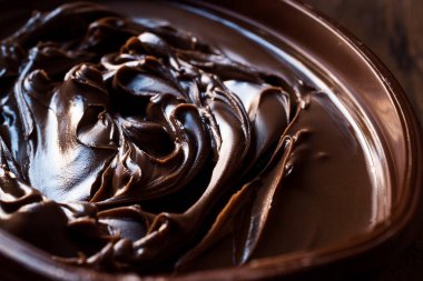 Tatlı, bir kahverengi kase krem koyu çikolata. 