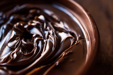 Tatlı, bir kahverengi kase krem koyu çikolata. 