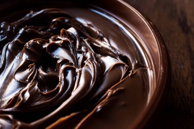 Tatlı, bir kahverengi kase krem koyu çikolata. 