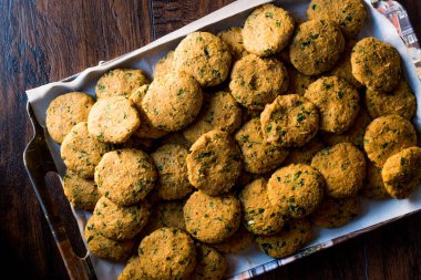 Çiğ nohut Falafel pişirme önce tepsi. 