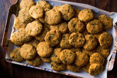 Çiğ nohut Falafel pişirme önce tepsi. 