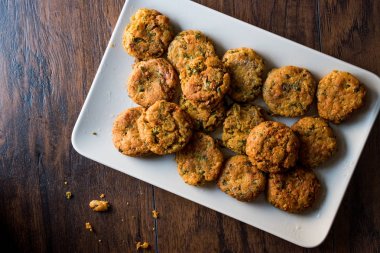 Fried nohut Falafel ahşap yüzey üzerinde. 