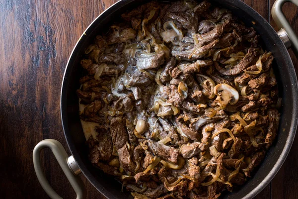 Stroganoff de ternera con crema y champiñones en una olla . —  Fotos de Stock