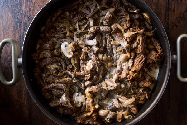 Stroganoff de ternera con crema y champiñones en una olla . —  Fotos de Stock