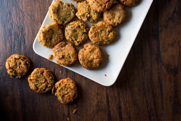 Fried nohut Falafel ahşap yüzey üzerinde. 