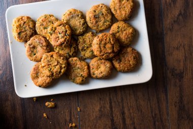 Fried nohut Falafel ahşap yüzey üzerinde. 