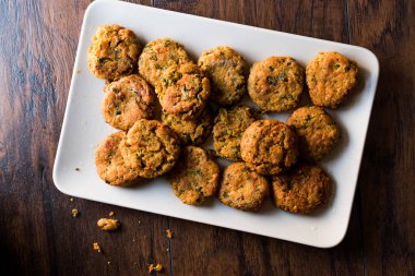 Fried nohut Falafel ahşap yüzey üzerinde. 