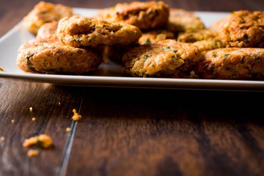Fried nohut Falafel ahşap yüzey üzerinde. 