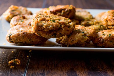 Fried nohut Falafel ahşap yüzey üzerinde. 