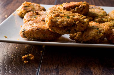 Fried nohut Falafel ahşap yüzey üzerinde. 