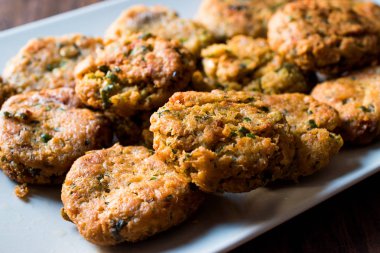 Fried nohut Falafel ahşap yüzey üzerinde. 