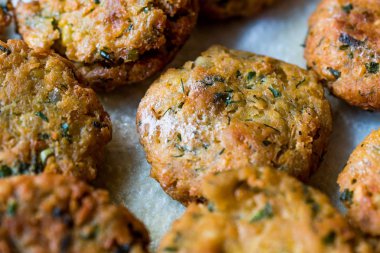 Fried nohut Falafel ahşap yüzey üzerinde. 