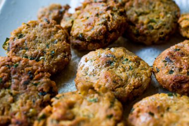 Fried nohut Falafel ahşap yüzey üzerinde. 
