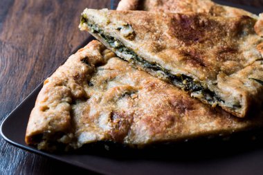 Ispanak ve peynir ile Türk börek