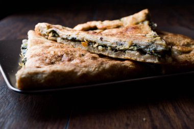 Ispanak ve peynir ile Türk börek