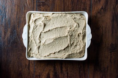 Ahşap yüzey üzerinde klasik nohut humus.