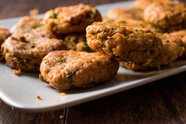 Fried nohut Falafel ahşap yüzey üzerinde. 