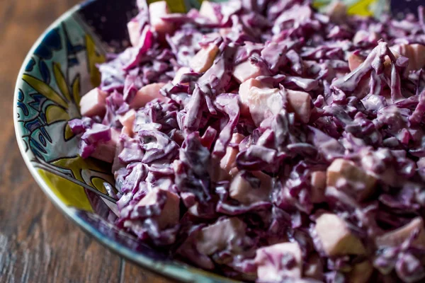 Red Cabbage Salad with Yogurt, Mayonnaise and Apple. — Stock Photo, Image